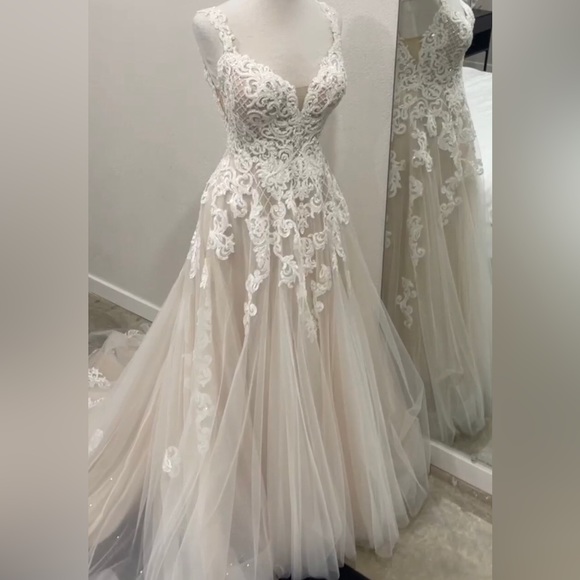 Dresses & Skirts - Essense of Australia Wedding Dress